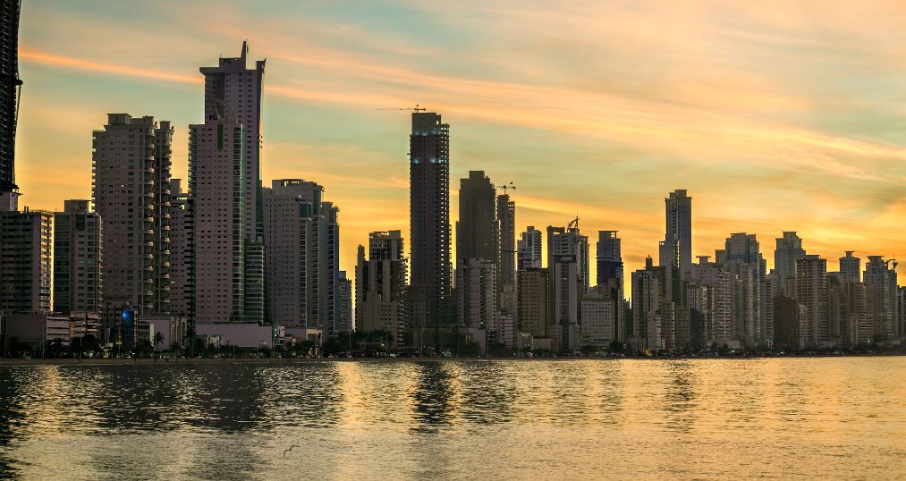 Balenario Camboriú atardecer