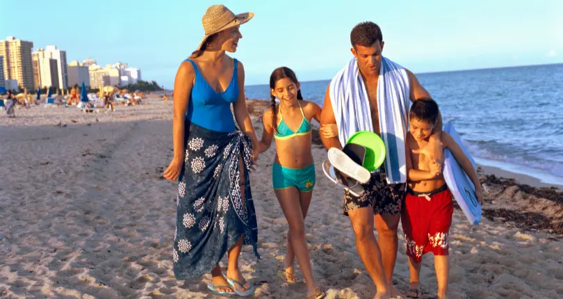 familia en la playa